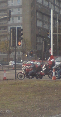 © Robert Rotifer Motorradfahrer mit Kind auf dem Rücksitz in Ost-London